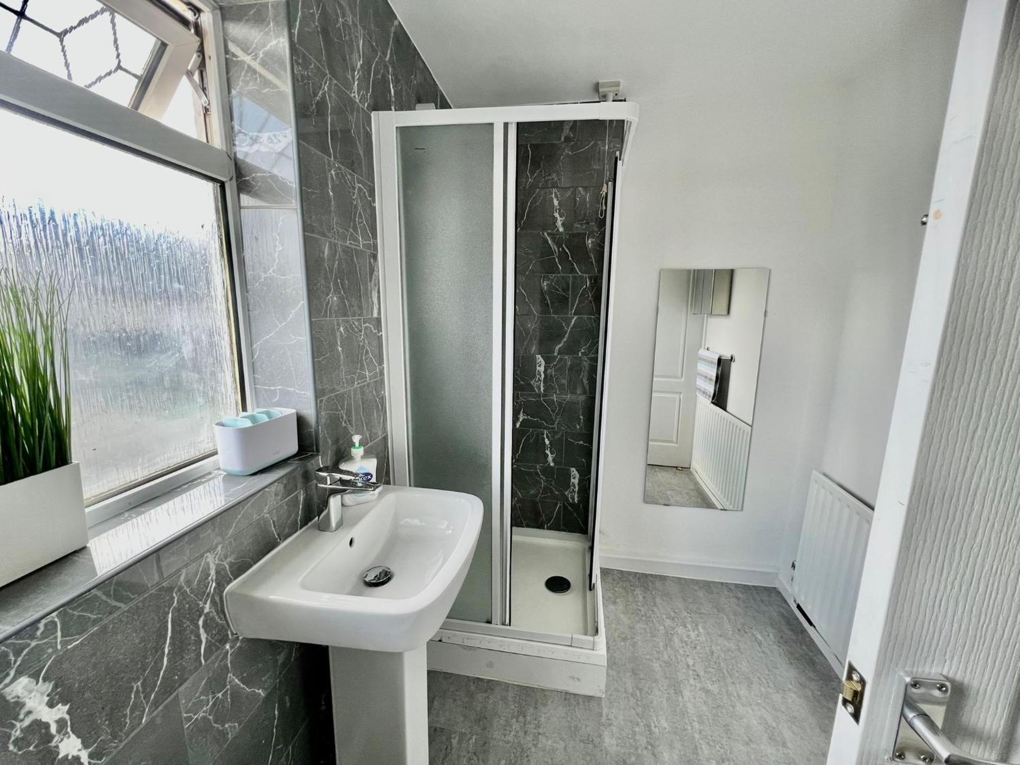 Executive 3 Bedroom Port Talbot Town Centre Margam Sleeps 7 Exterior photo